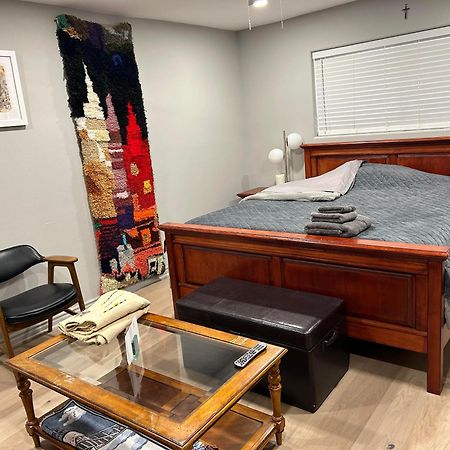 A Luxury Master Bedroom In A Condo Los Angeles Exteriör bild