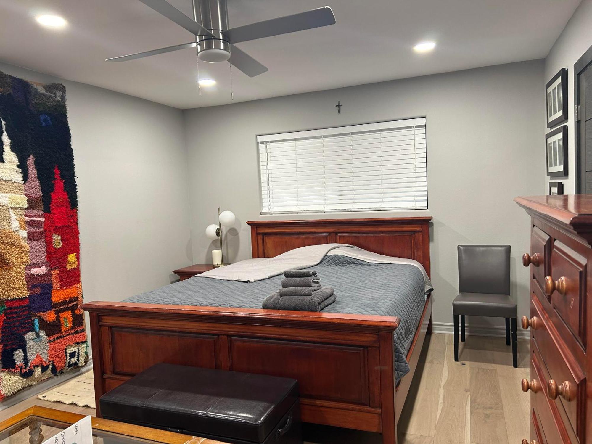 A Luxury Master Bedroom In A Condo Los Angeles Exteriör bild